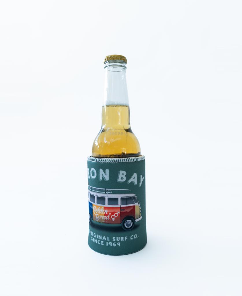 Enjoy your beer in the Byron Stubby Kombi | Surf Green holder by Golden Breed, featuring a van graphic and “Byron Bay Original Surf Co. Golden Breed Since 1969.”.