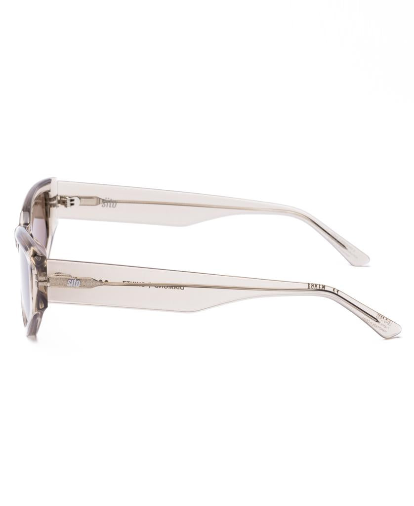 Sito Diamond sunglasses in Chintz/Coffee shown from the side, featuring a diamond frame with thick temples, slightly curved arms, visible metal hinges, and crafted from durable plant-based acetate.